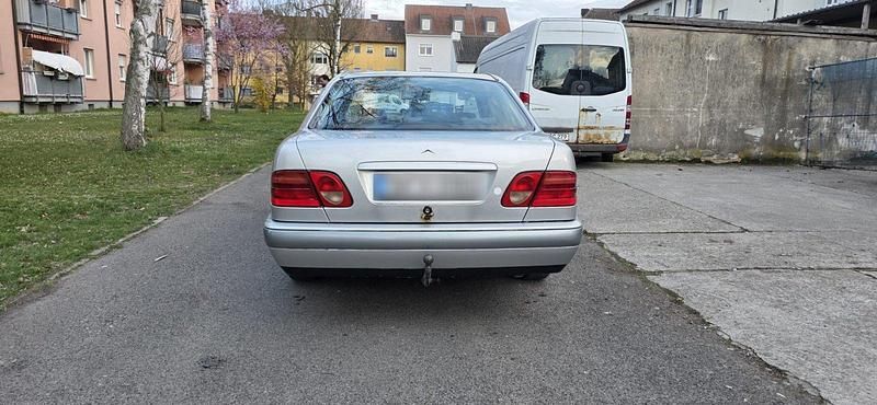 Gebraucht Mercedes E220 102 PS (75 kW) 1999 Grau Limousine
