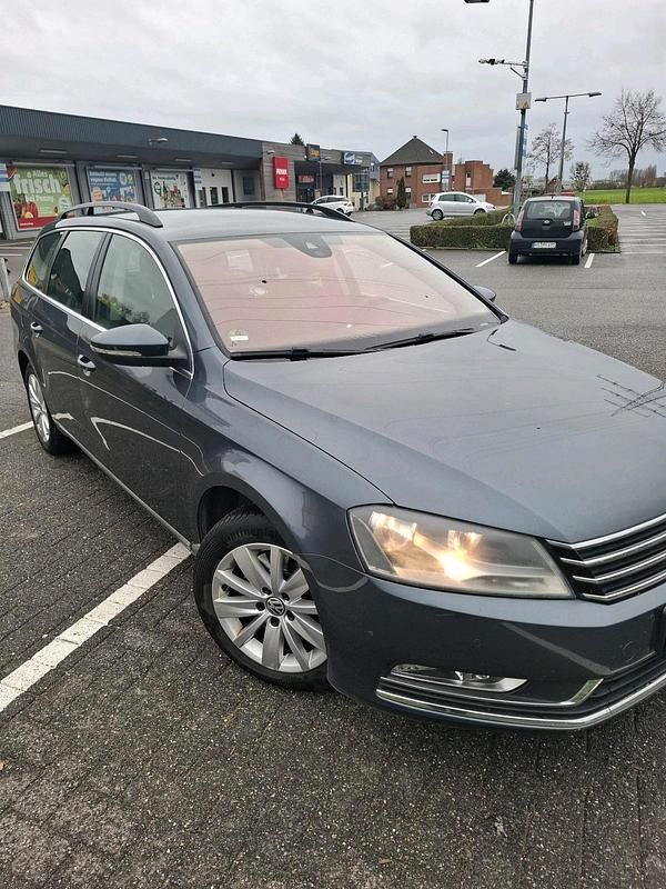 Grau Gebraucht 2013 VW Passat Comfortline Kombi | 6.850 € (Guter Preis) - Bild 1/4