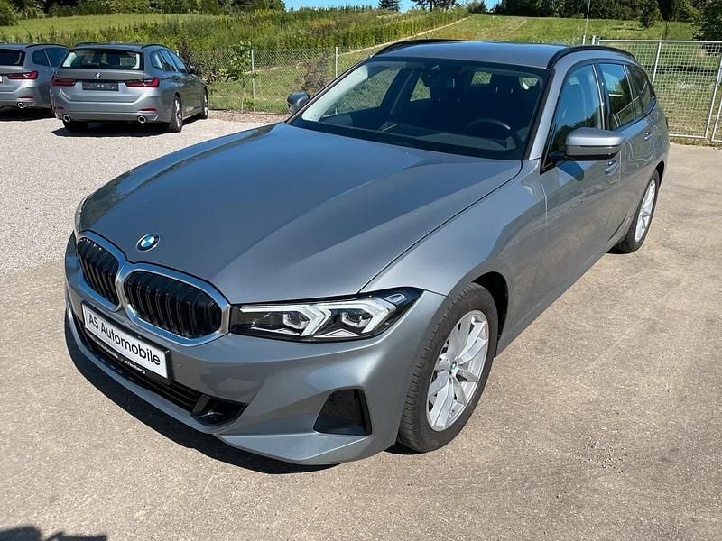 Grau Gebraucht 2023 BMW 320 Shadowline Kombi | 30.990 € (Superpreis) - Bild 1/4