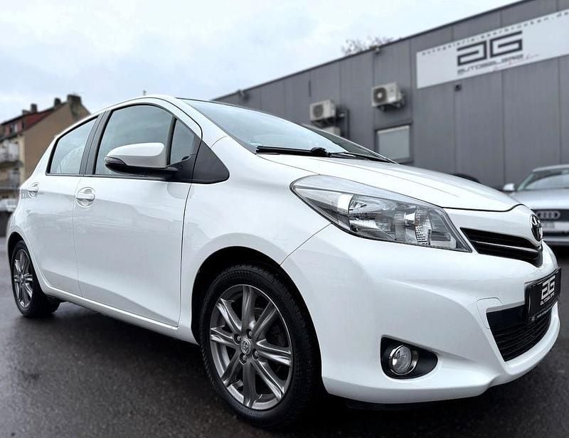 Weiß Gebraucht 2012 Toyota Yaris Club Kleinwagen | 7.800 € (Fairer Preis) - Bild 1/4