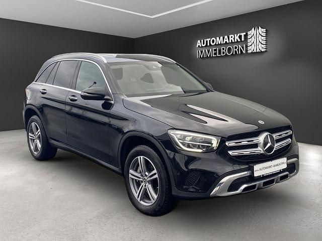 Schwarz obsidianschwarz metalliclack metallic Gebraucht 2021 Mercedes GLC300e SUV | 31.290 € (Superpreis) - Bild 1/4