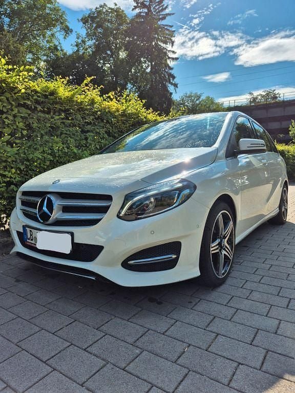 Weiß Gebraucht 2014 Mercedes B180 Edition Van / Kleinbus | 13.000 € (Fairer Preis) - Bild 1/4