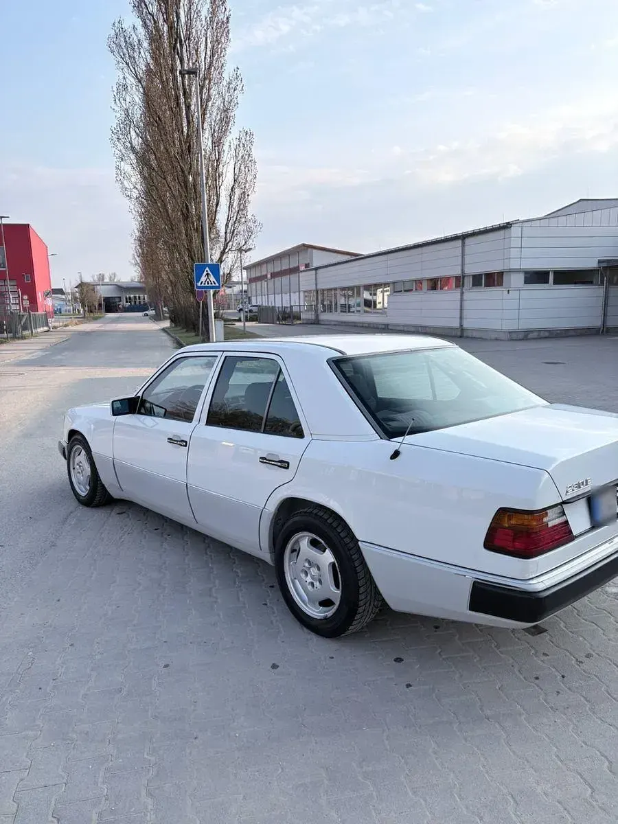 Gebraucht Mercedes 230 132 PS (97 kW) 1990 Weiß Limousine