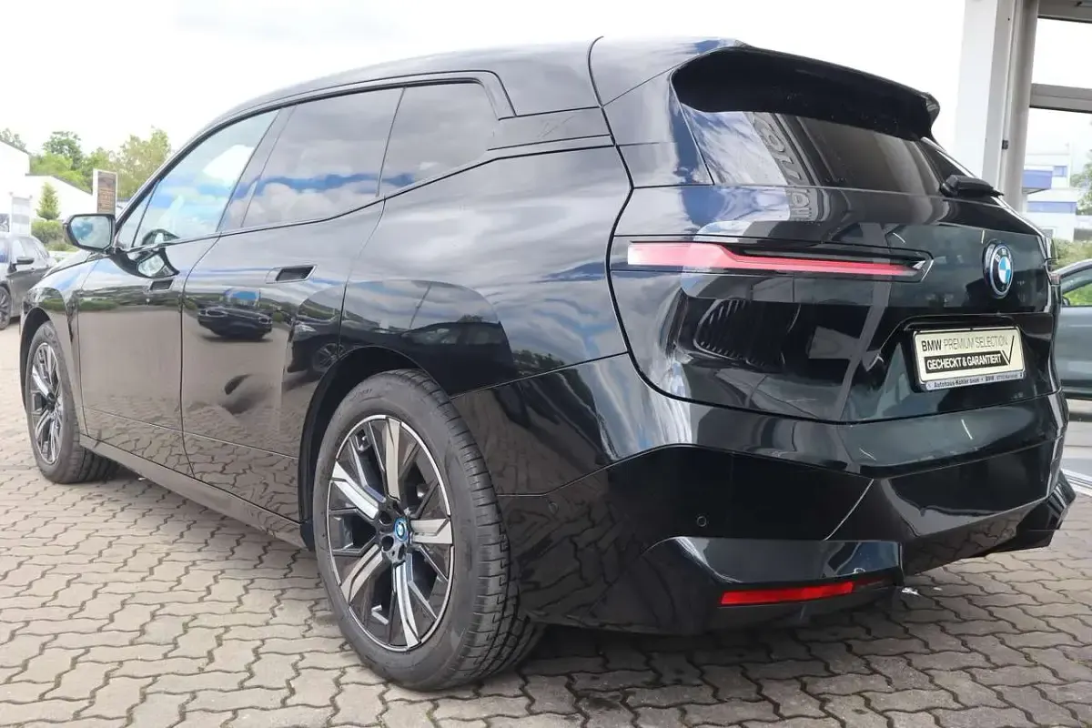 Gebraucht BMW iX 239 kW (326 PS) 2023 Saphirschwarz SUV