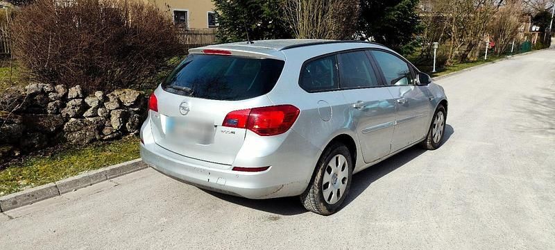 Gebraucht Opel Astra 95 PS (69 kW) 2011 Silber Kombi