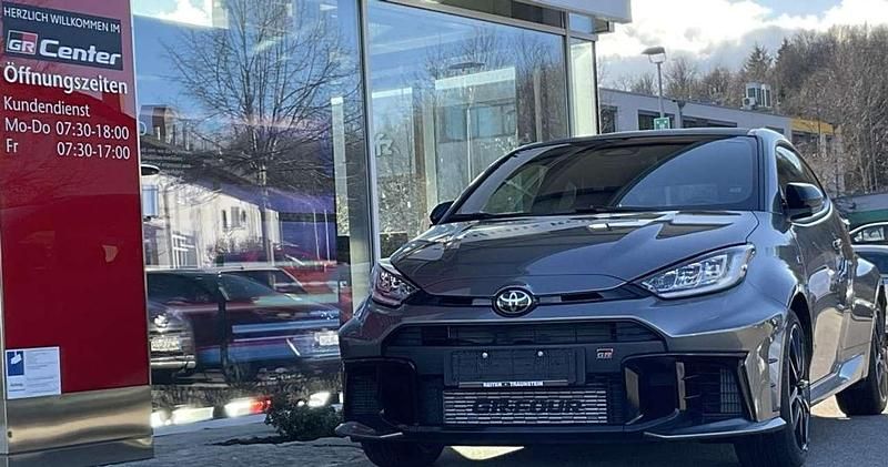 Palladium silber Gebraucht 2024 Toyota Yaris Kleinwagen | 44.900 € (Fairer Preis) - Bild 1/3