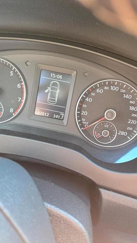 Second-hand VW Jetta 105 CP (77 kW) 2012 Argintiu Berlinǎ