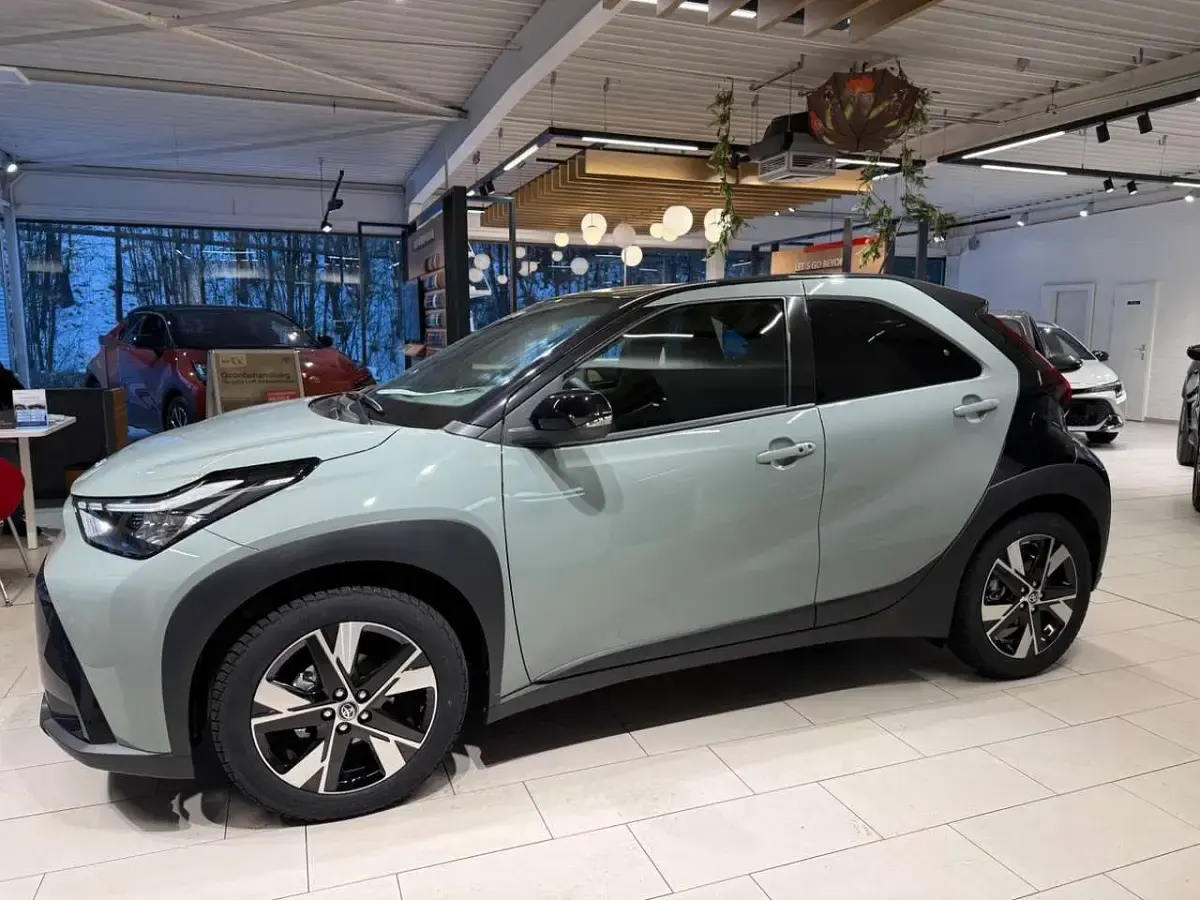 Gebraucht Toyota Aygo X 116 PS (85 kW) 2025 Urbankhaki metallic / schwarze SUV