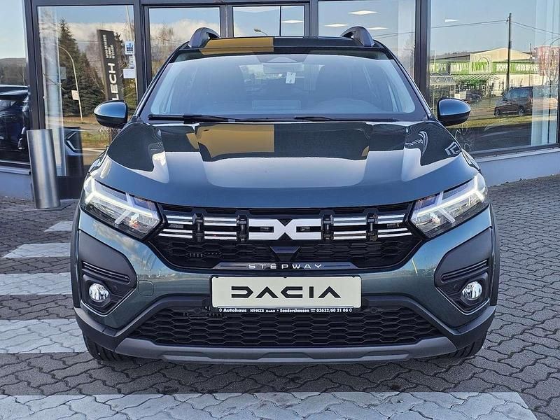 Neu Dacia Sandero Expression 91 PS (66 kW) 2025 Zedergrün Limousine