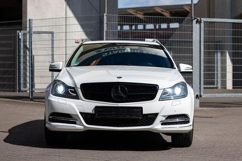 Gebraucht Mercedes C180 156 PS (114 kW) 2013 Weiß Limousine