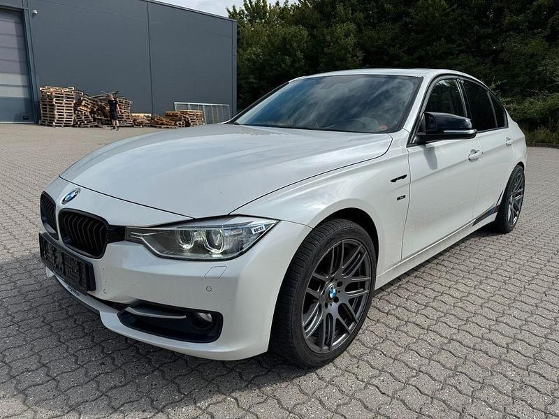 Weiß Gebraucht 2013 BMW 320 Limousine | 8.200 € (Guter Preis) - Bild 1/4