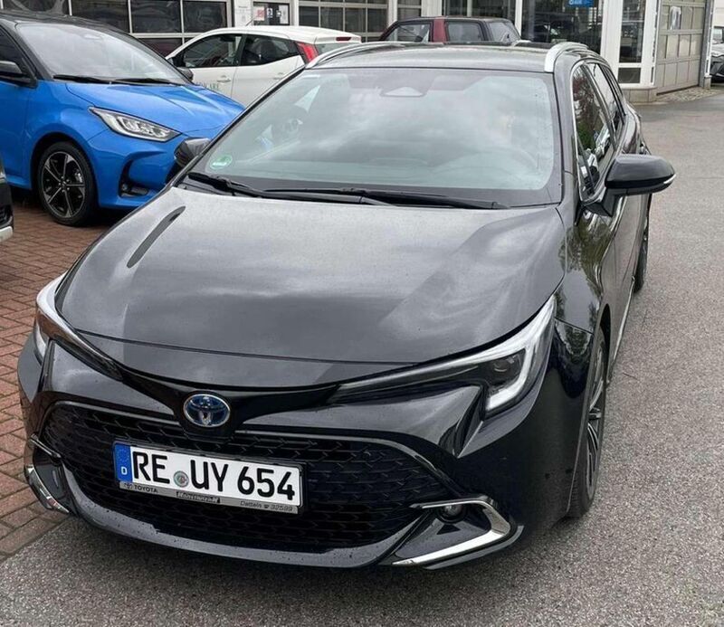 Black mica / ink Gebraucht 2023 Toyota Corolla Hybrid Team Kombi | 33.900 € - Bild 1/4