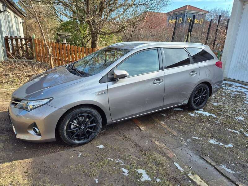 Grau Gebraucht 2014 Toyota Auris Hybrid Executive Kombi | 11.900 € (Fairer Preis) - Bild 1/4