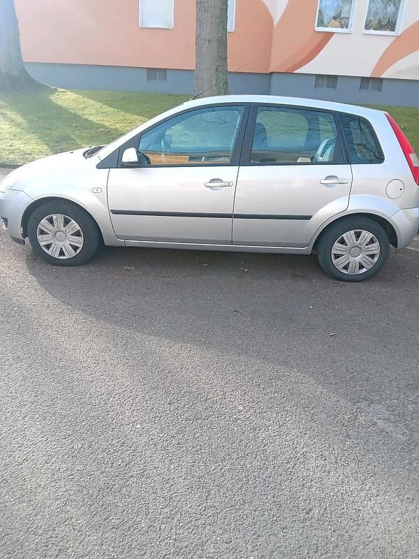 Gebraucht Ford Fiesta 69 PS (50 kW) 2005 Weiß Kleinwagen