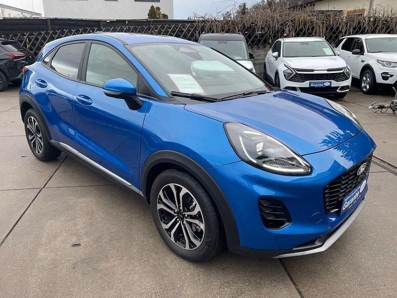 Dynamicblau metallic Gebraucht 2024 Ford Puma Titanium SUV | 19.900 € (Superpreis) - Bild 1/4