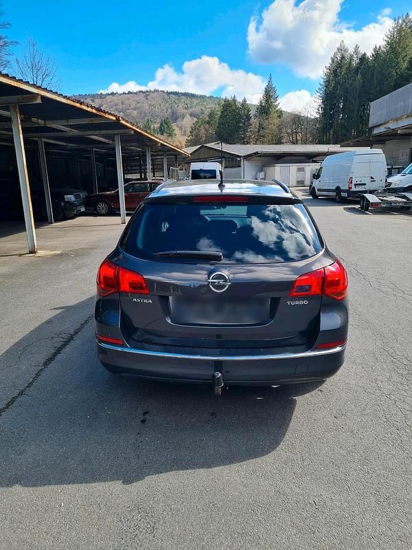 Gebraucht Opel Astra Edition 140 PS (102 kW) 2012 Grau Kombi