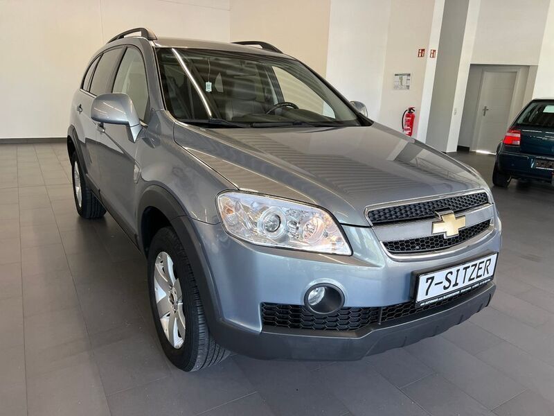 Grau Gebraucht 2010 Chevrolet Captiva LS SUV | 7.990 € - Bild 1/4