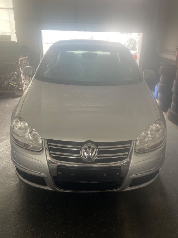 Silber Gebraucht 2010 VW Jetta Comfortline Limousine | 5.990 € (Superpreis) - Bild 1/4