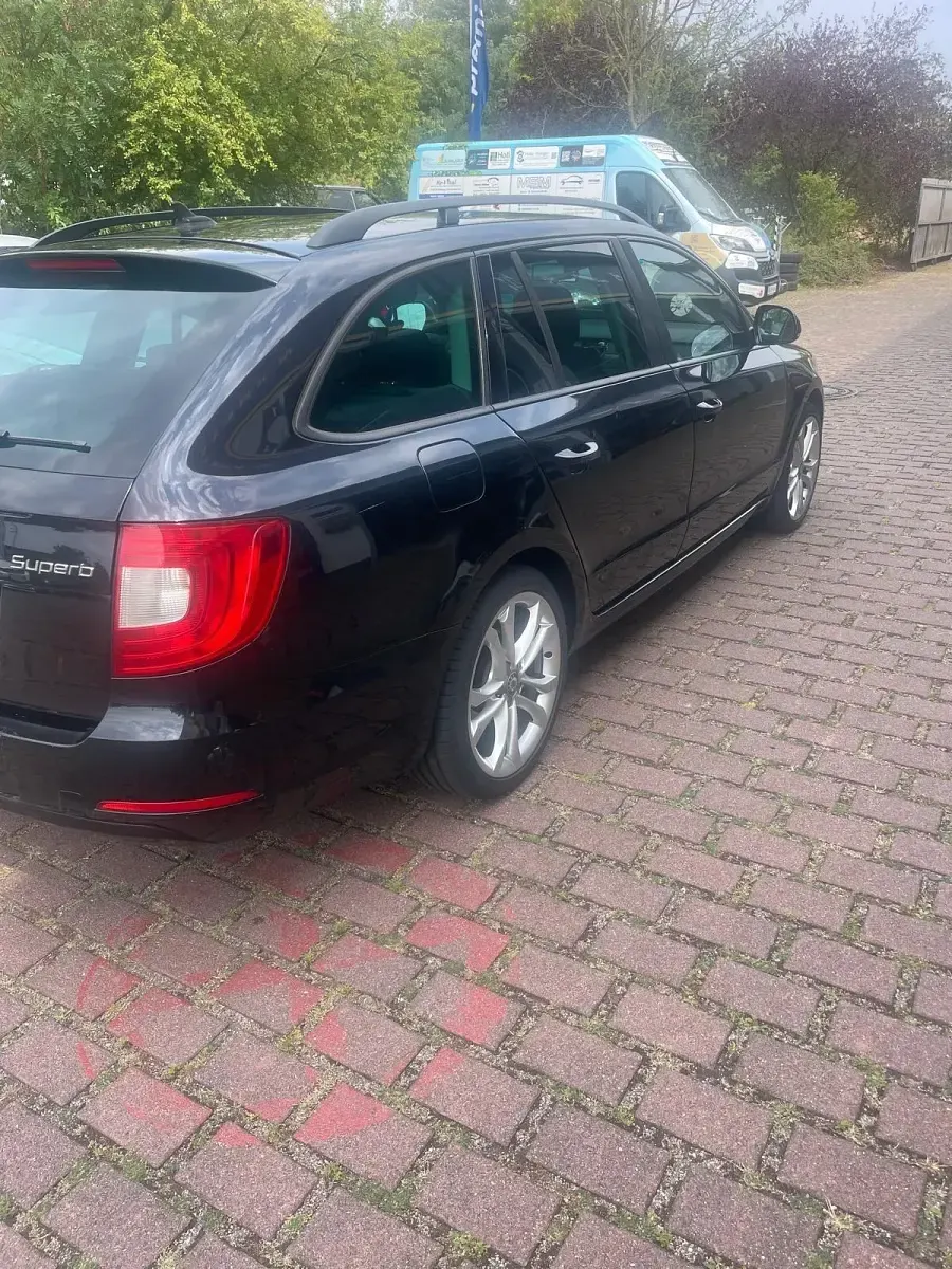 Gebraucht Skoda Superb 140 PS (102 kW) 2012 Schwarz Kombi