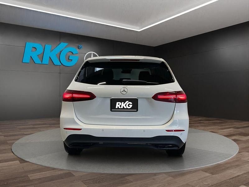 Gebraucht Mercedes B200 Progressive 163 PS (119 kW) 2025 Weiß Van / Kleinbus