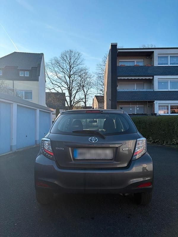 Gebraucht Toyota Yaris 69 PS (50 kW) 2014 Grau Kleinwagen