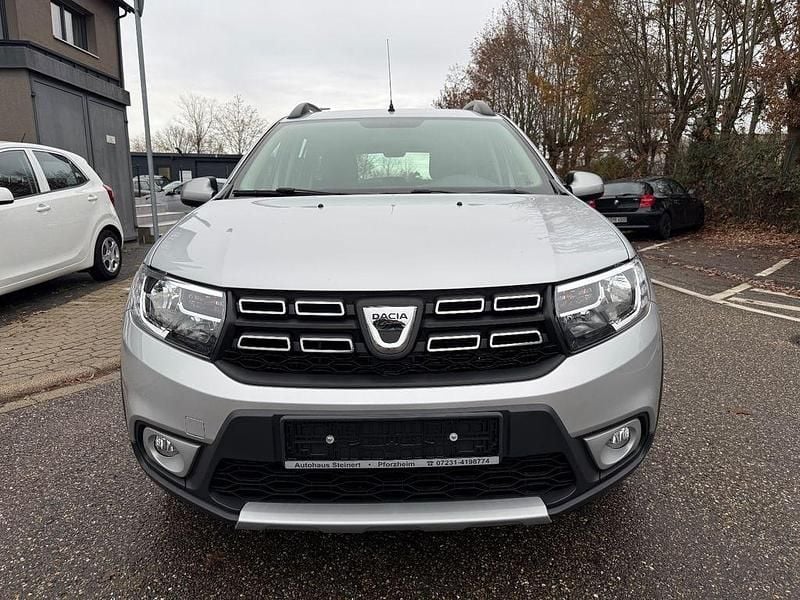 Grau Gebraucht 2017 Dacia Logan MCV Celebration Kombi | 10.480 € (Fairer Preis) - Bild 1/4