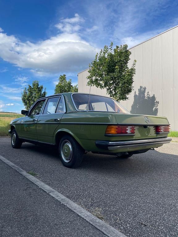 Gebraucht Mercedes E230 131 PS (96 kW) 1981 Grün Limousine