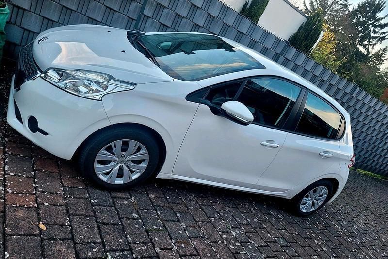 Weiß Gebraucht 2014 Peugeot 208 Kleinwagen | 5.900 € (Fairer Preis) - Bild 1/4