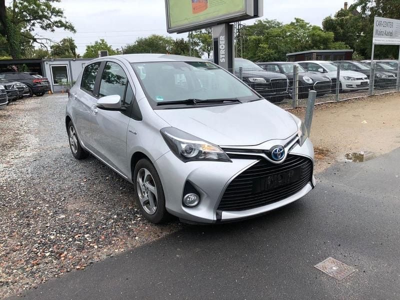Silber Gebraucht 2016 Toyota Yaris Hybrid Edition-S Limousine | 8.790 € (Guter Preis) - Bild 1/4