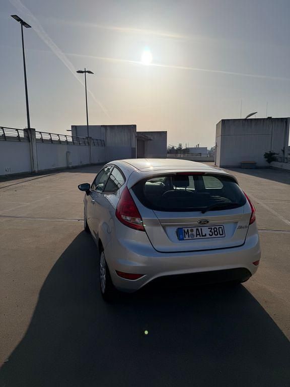 Gebraucht Ford Fiesta Trend 95 PS (69 kW) 2011 Silber Kleinwagen