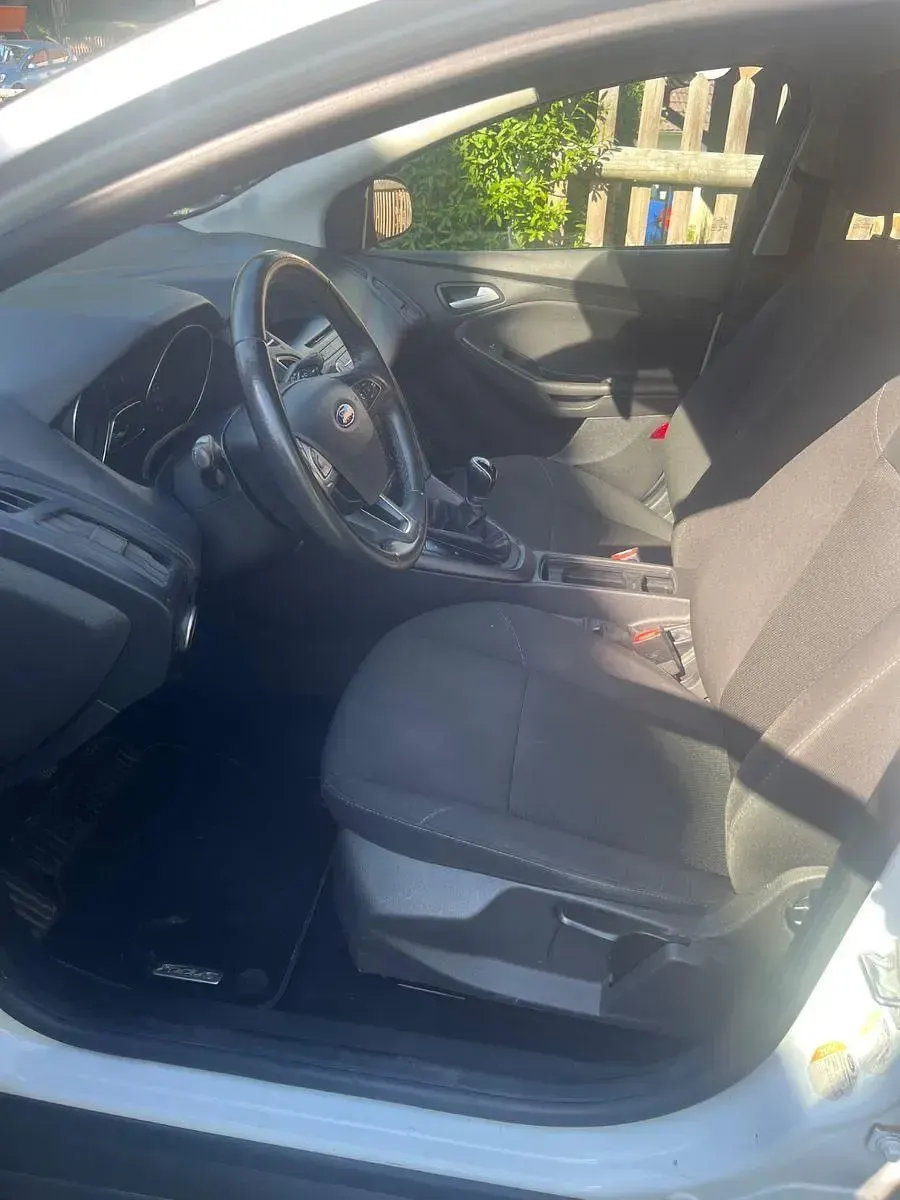 Gebraucht Ford Focus Ambiente 101 PS (74 kW) 2015 Weiß Kombi