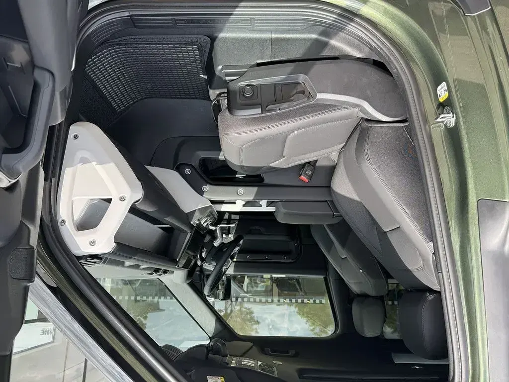 Gebraucht Land Rover Defender S 249 PS (183 kW) 2026 Woolstone green gloss SUV
