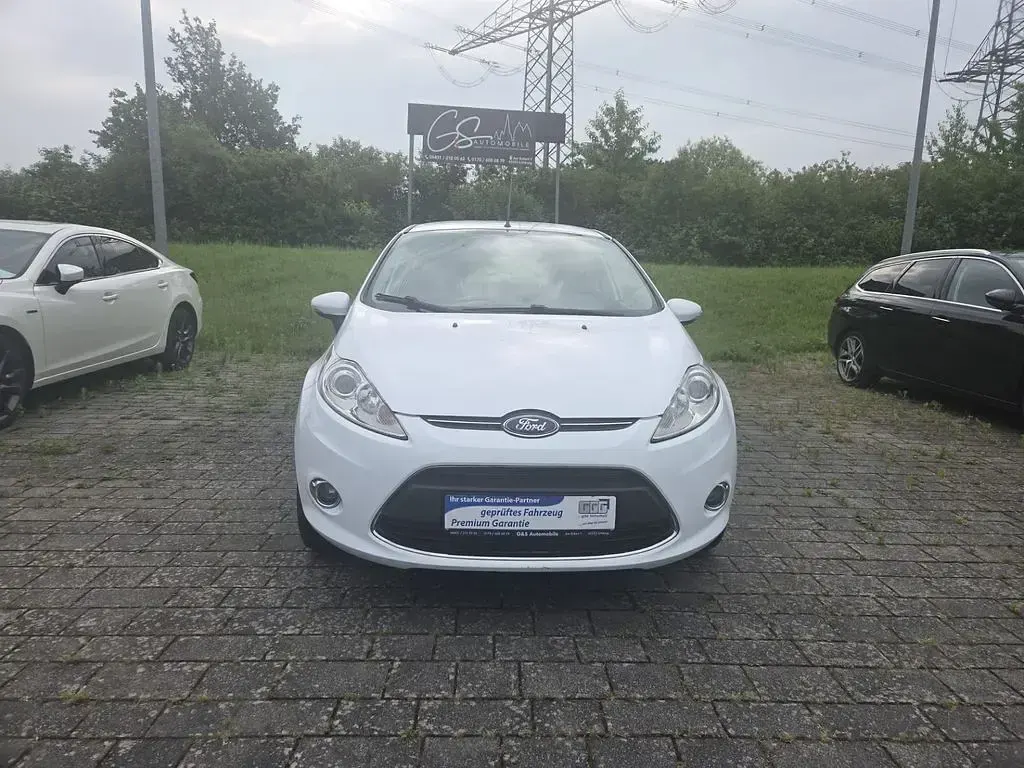 Gebraucht Ford Fiesta Titanium 97 PS (71 kW) 2012 Weiß Limousine