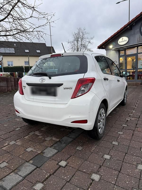Gebraucht Toyota Yaris 69 PS (50 kW) 2012 Weiß Kleinwagen