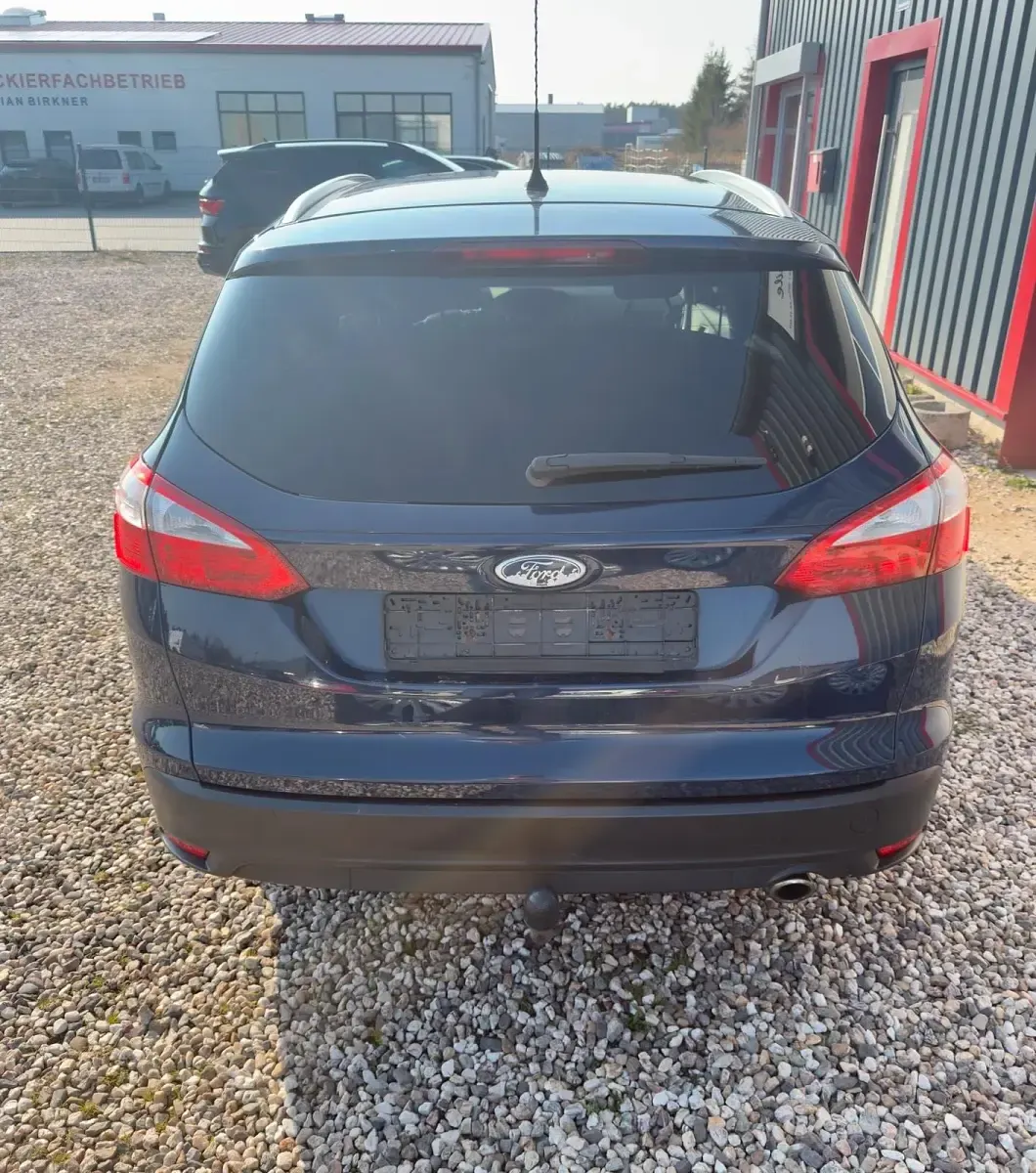 Używany Ford Focus Titanium 140 KM (102 kW) 2011 Niebieski Sedan/Limuzyna