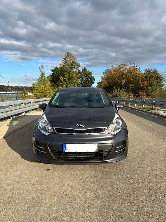 Grau Gebraucht 2016 Kia Rio 2 Limousine | 7.800 € (Fairer Preis) - Bild 1/4