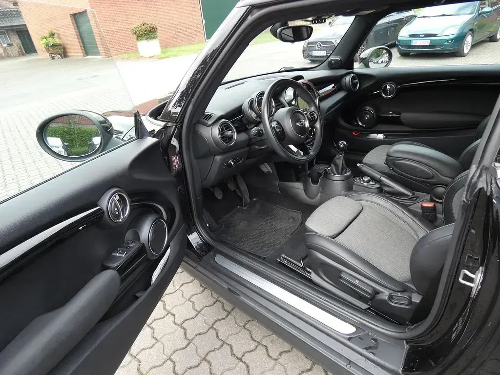 Gebraucht Mini Cooper Pepper 136 PS (100 kW) 2017 Midnightblackmetall (metallic) Kleinwagen