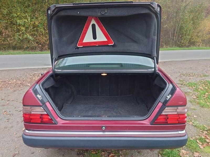 Gebraucht Mercedes 230 132 PS (97 kW) 1990 Rot Coupé