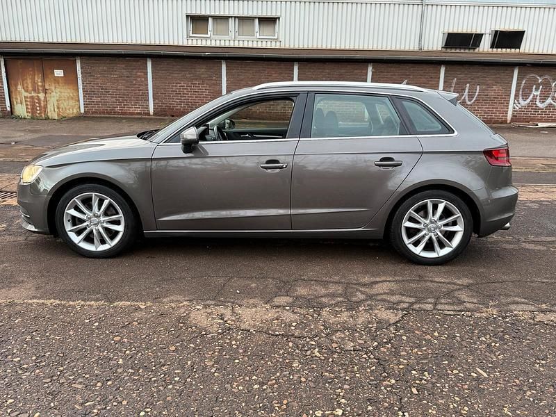 Grau Gebraucht 2013 Audi A3 Sportback Ambition Kleinwagen | 9.950 € (Fairer Preis) - Bild 1/4