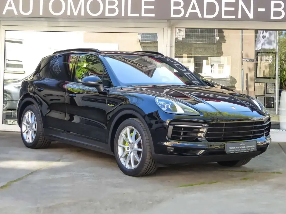 Gebraucht Porsche Cayenne E-Hybrid 462 PS (339 kW) 2021 Schwarz SUV