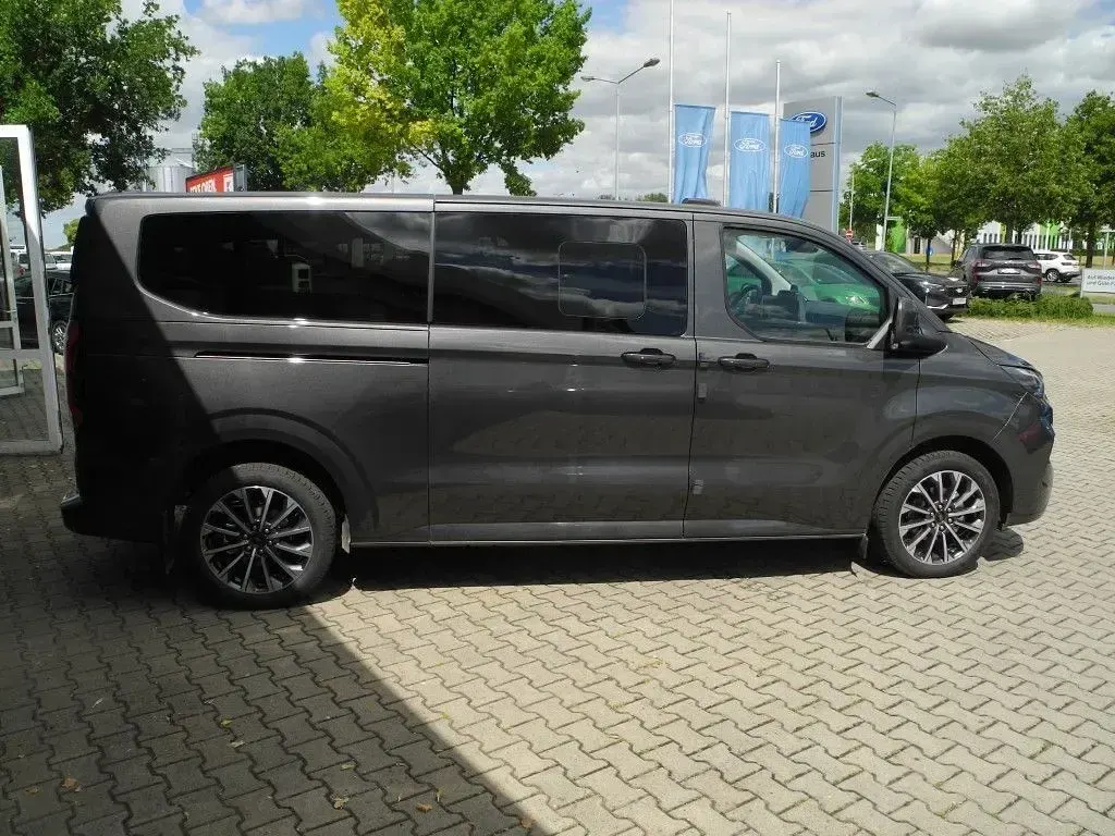 Neu Ford Tourneo Titanium 170 PS (125 kW) 2026 Grau Van / Kleinbus