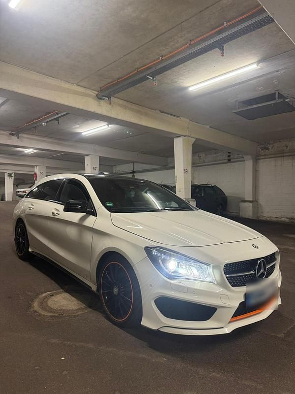 Weiß Gebraucht 2015 Mercedes CLA220 Shooting Brake Kombi | 15.100 € (Guter Preis) - Bild 1/4