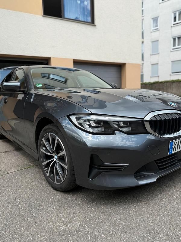 Grau Gebraucht 2019 BMW 320 Sport Line Limousine | 25.000 € - Bild 1/4
