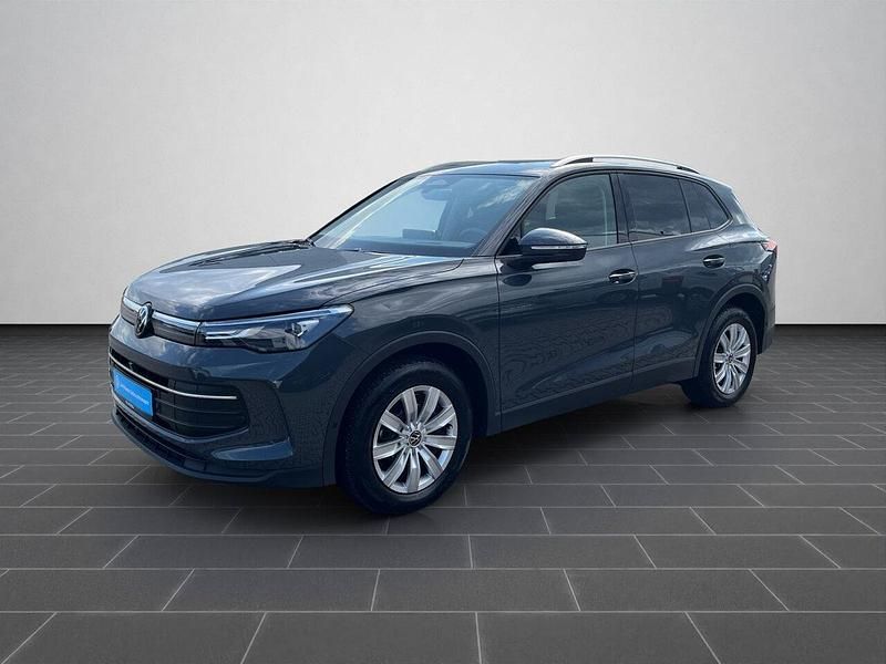 Delfingrau metallic (metallic) Gebraucht 2024 VW Tiguan Style SUV | 35.500 € (Superpreis) - Bild 1/4