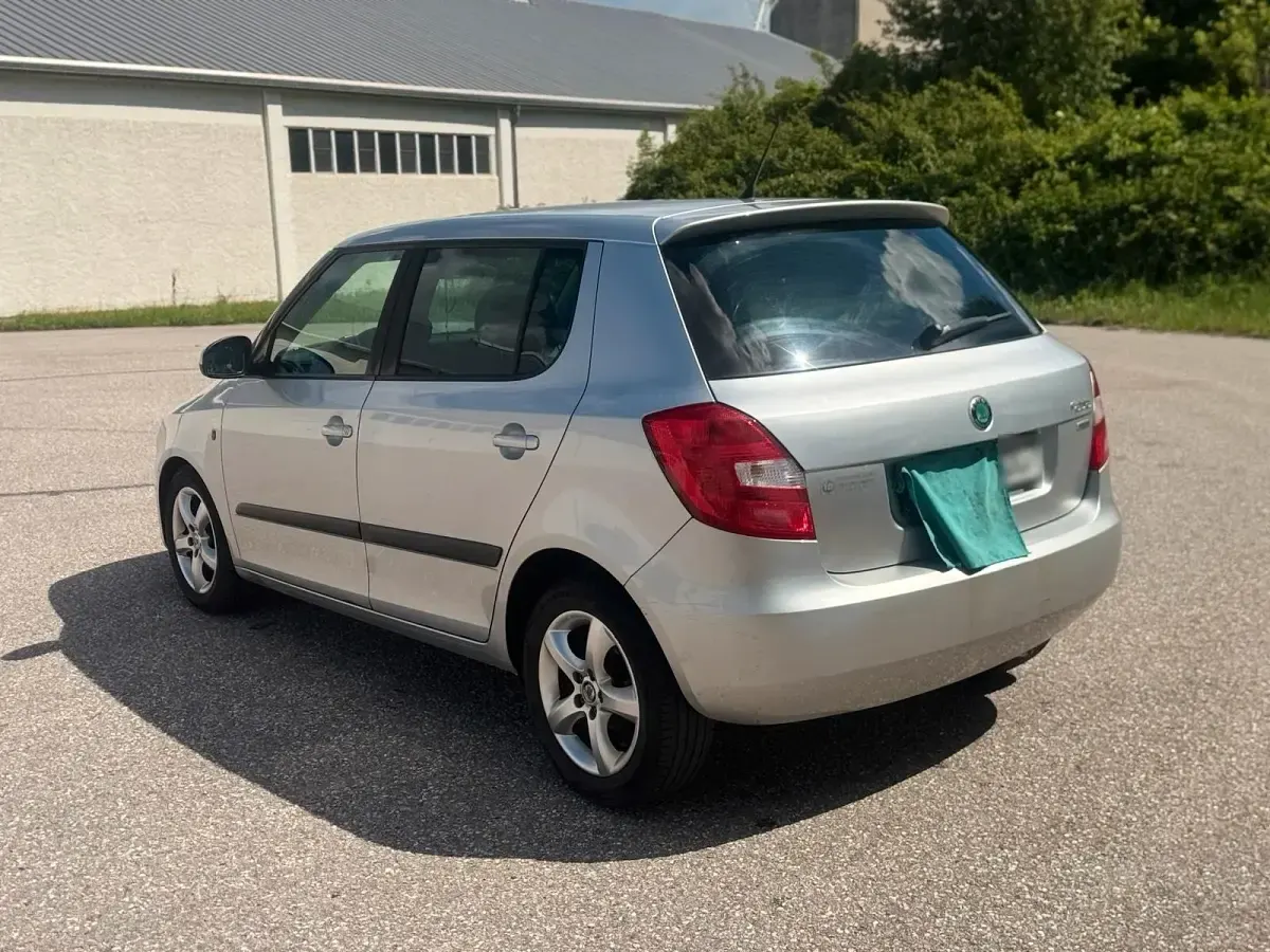 Gebraucht Skoda Fabia 69 PS (50 kW) 2012 Silber Limousine