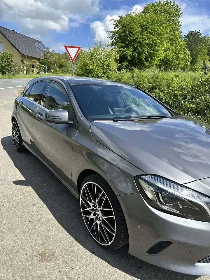 Gebraucht Mercedes A180 Urban 122 PS (89 kW) 2017 Grau Limousine