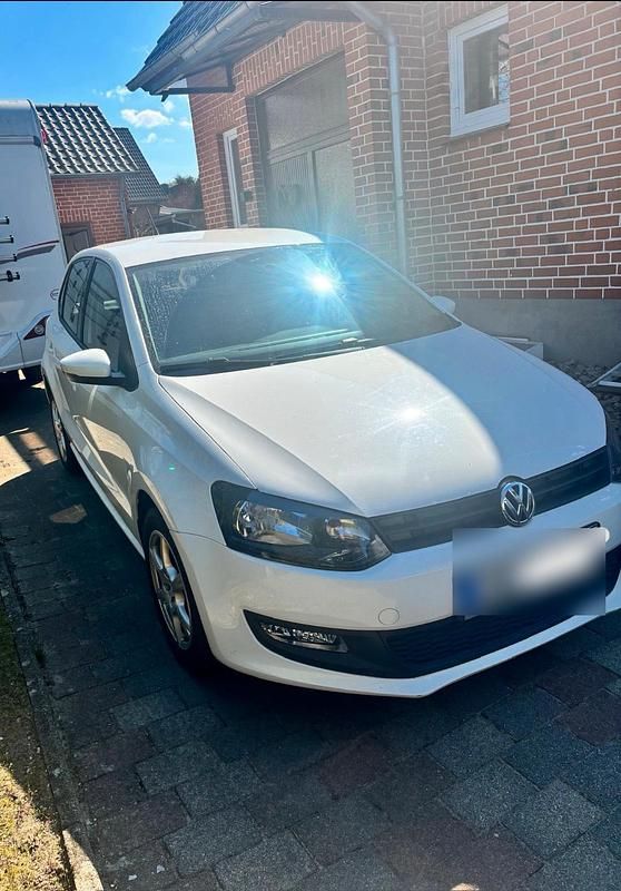 Weiß Gebraucht 2012 VW Polo Limousine | 3.900 € (Guter Preis) - Bild 1/4