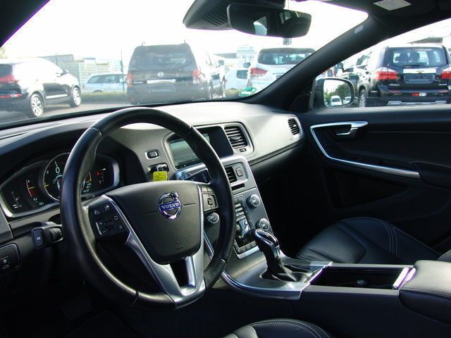 Gebraucht Volvo V60 Summum 181 PS (133 kW) 2015 Schwarz metallic Kombi