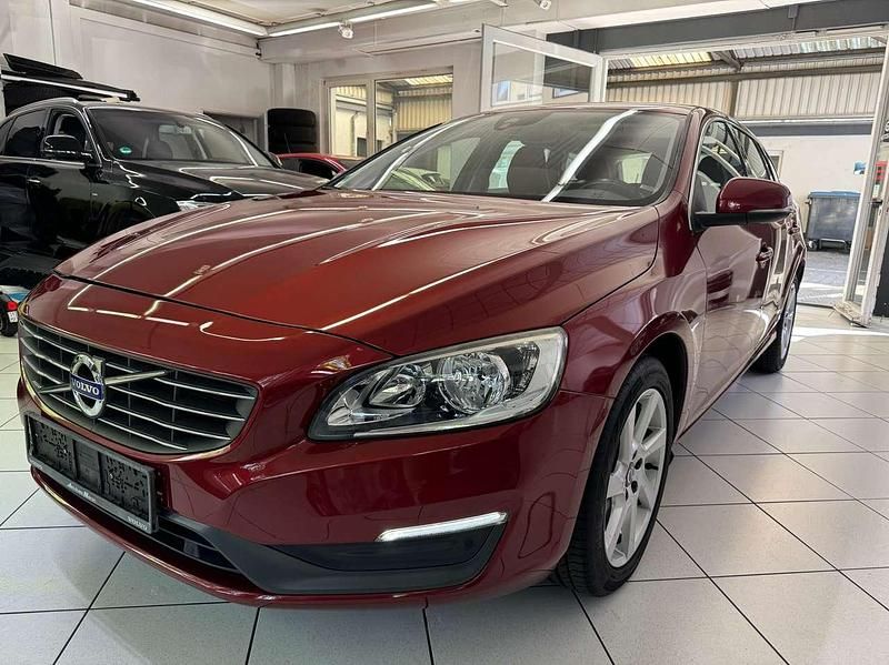 Rot Gebraucht 2015 Volvo V60 Momentum Kombi | 14.800 € (Guter Preis) - Bild 1/4
