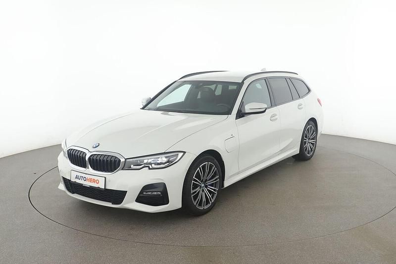 Weiß Gebraucht 2021 BMW 330 M Sport Kombi | 32.030 € - Bild 1/3